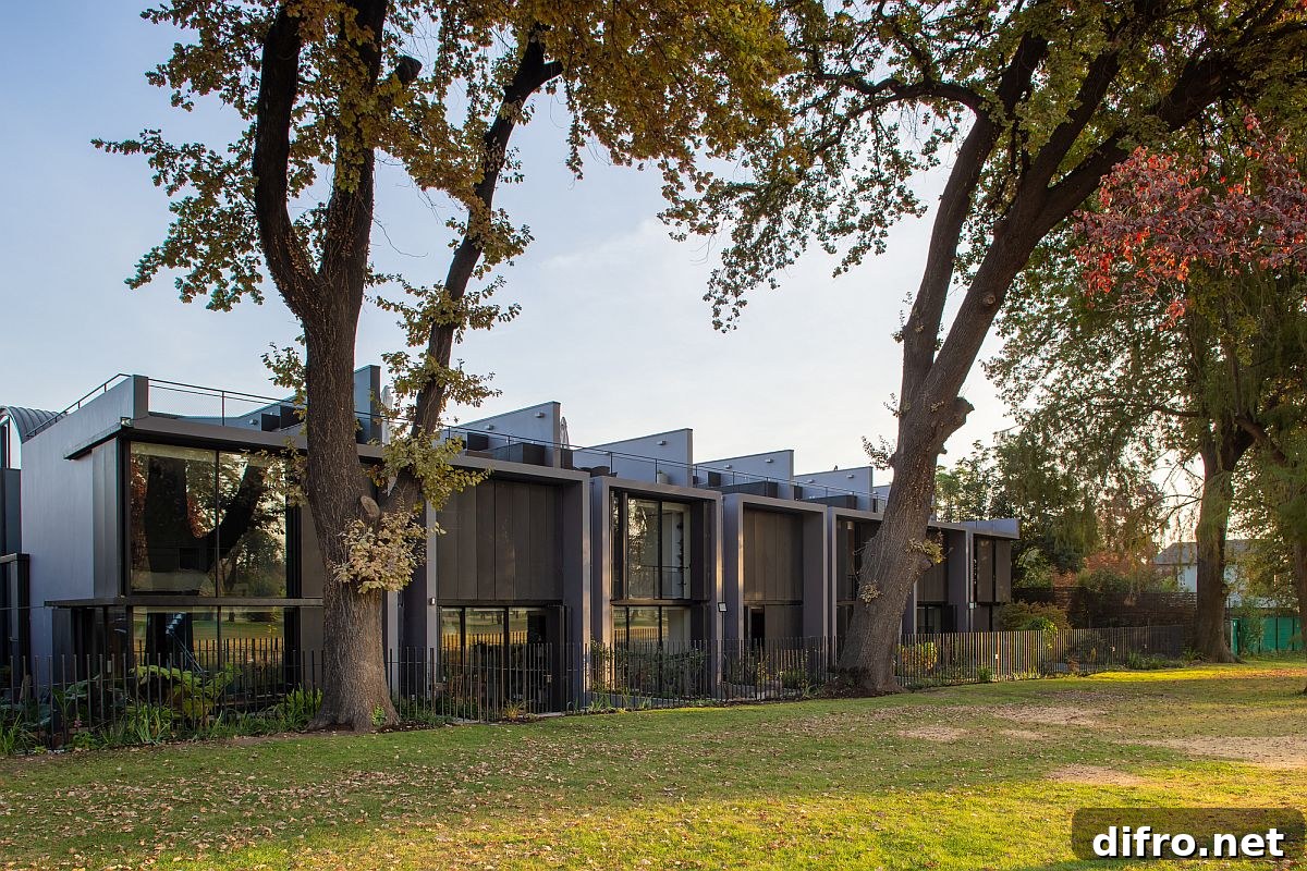 Series of budget townhouses in Santiago, Chile sitting on the edge of a Golf Course