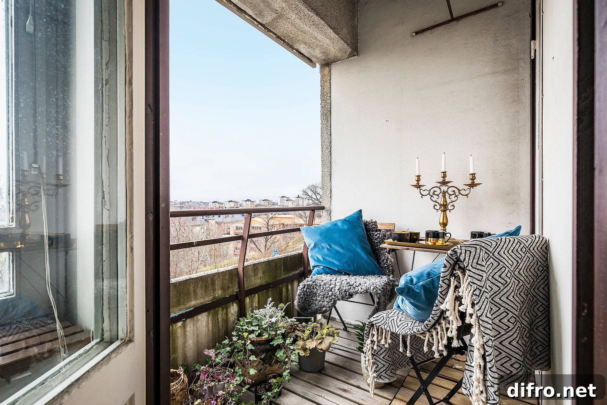 Eclectic small balcony set for lunch