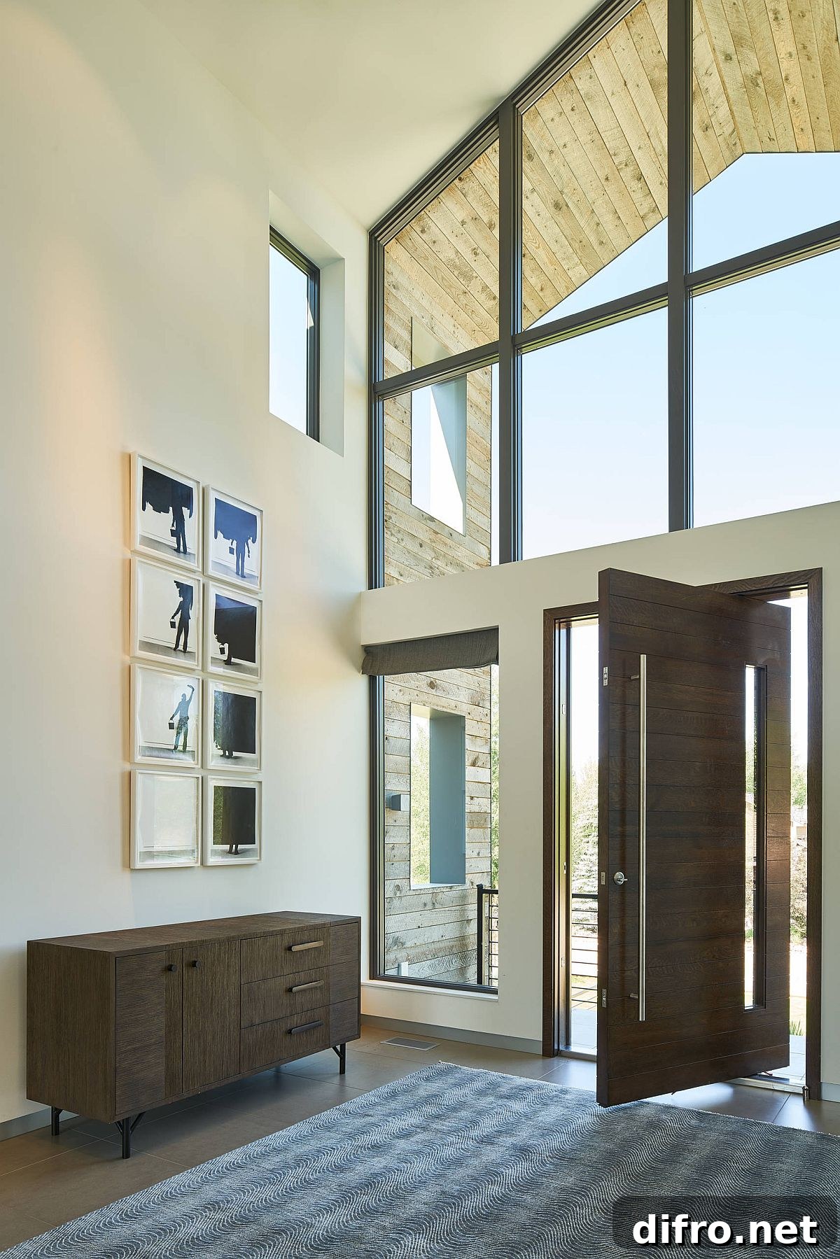 Double-height mountain home entry