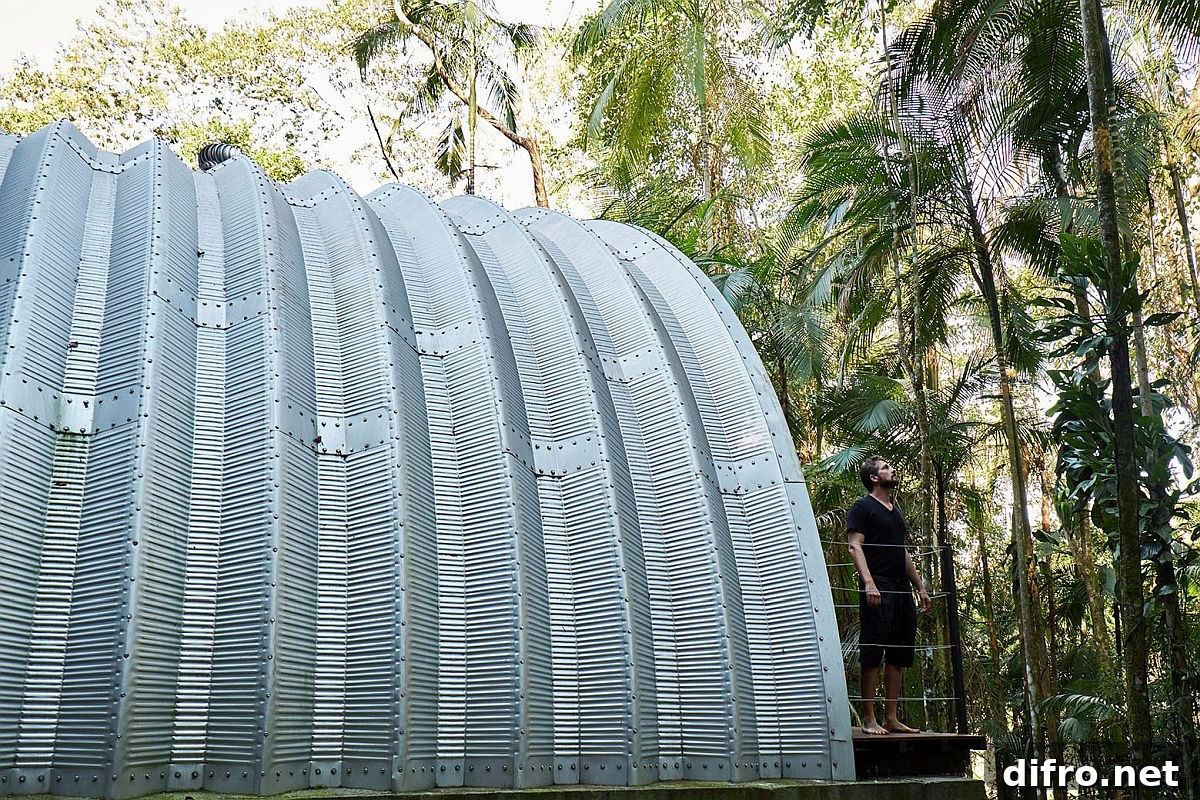 Custom alloy shell holds the modular and sustainable home in Brazilian rainforests