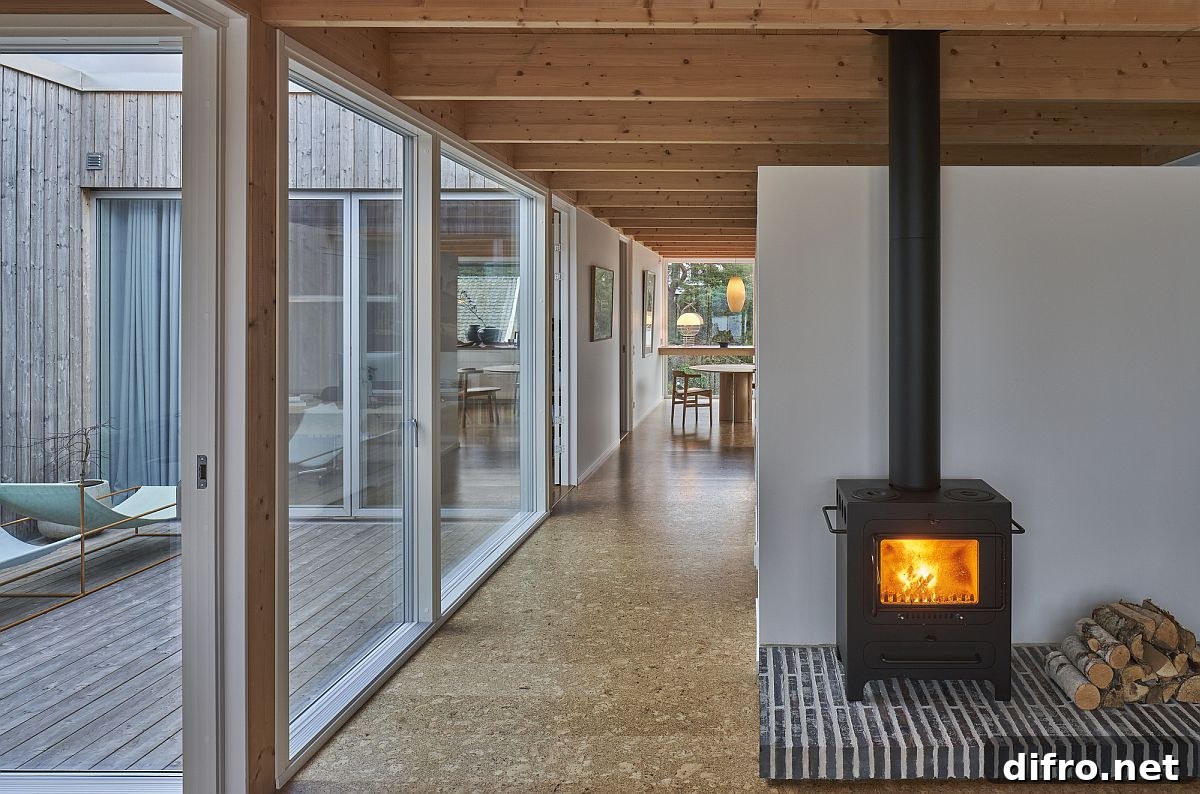 Interior materials: wood, white surfaces and cork