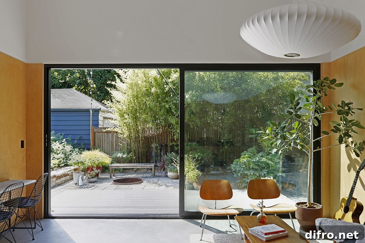 Sliding glass doors connect the interior with the garden