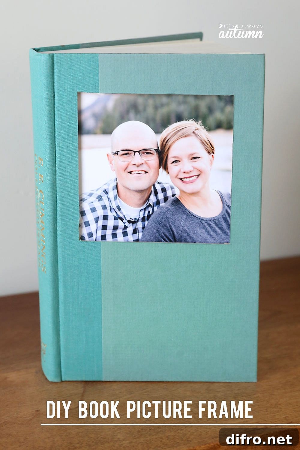 Easy to craft DIY book picture frame idea