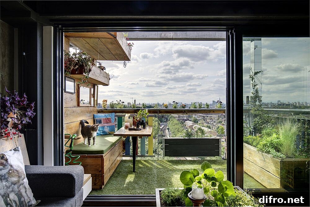 Concrete wall combined with steel beams and greenery inside the London apartment