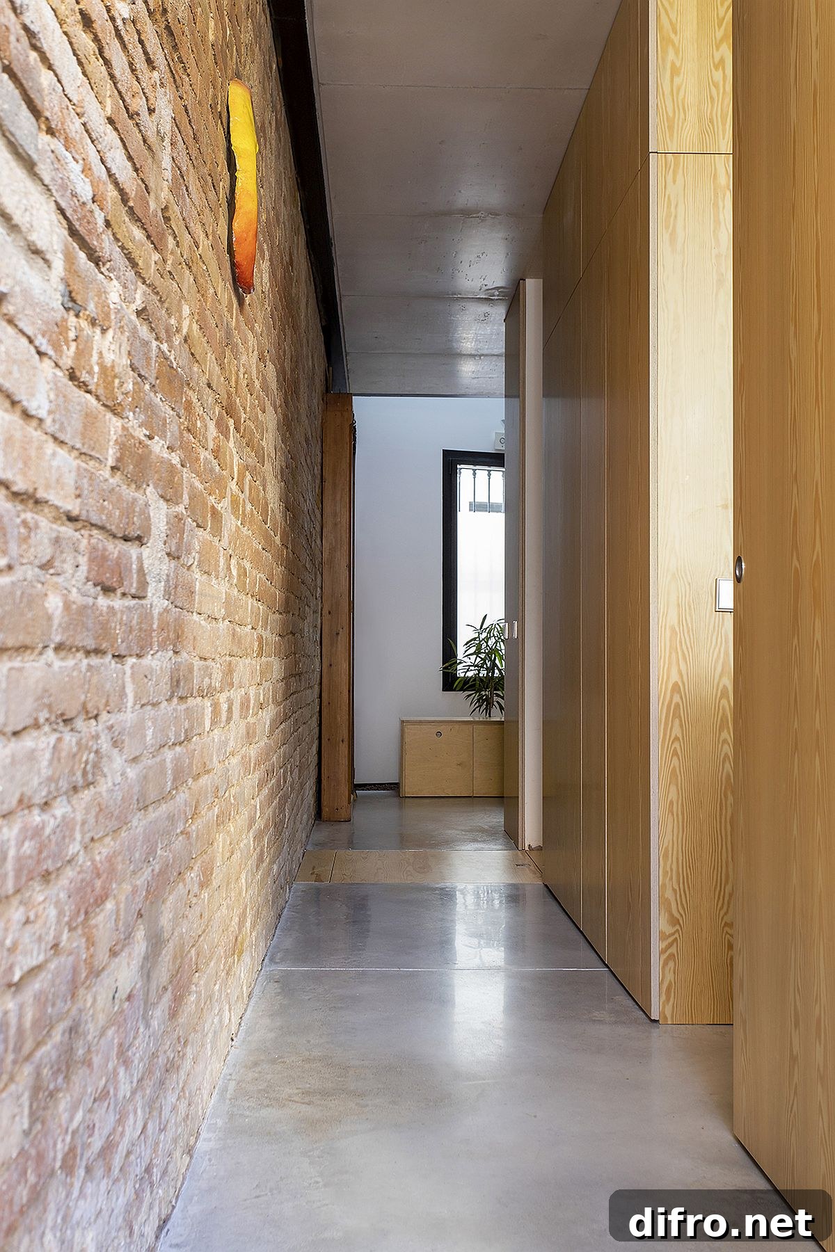 Corridor in Casa EP15340 leading to different rooms, showcasing material transitions