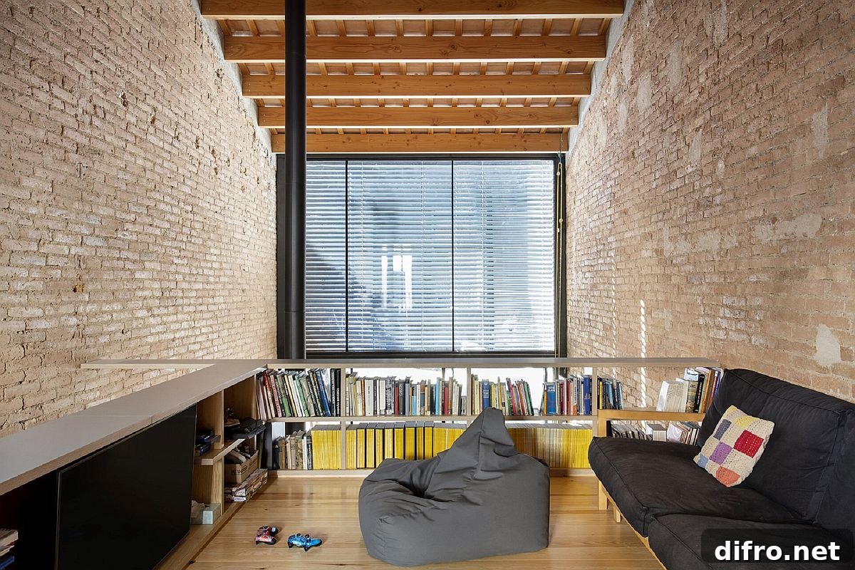 Family room with comfortable seating, exposed brick and wooden ceiling in Casa EP15340