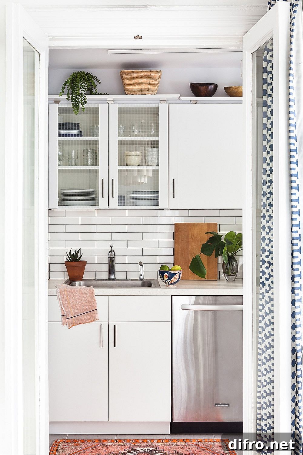 White monochromatic kitchen with subway tile backsplash