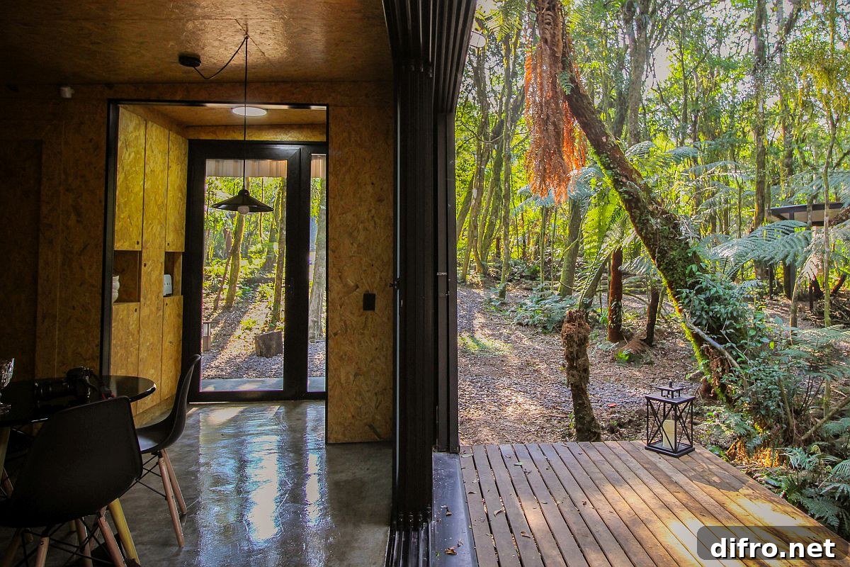 Dining area and kitchen of the vacation home prefab in Brazil