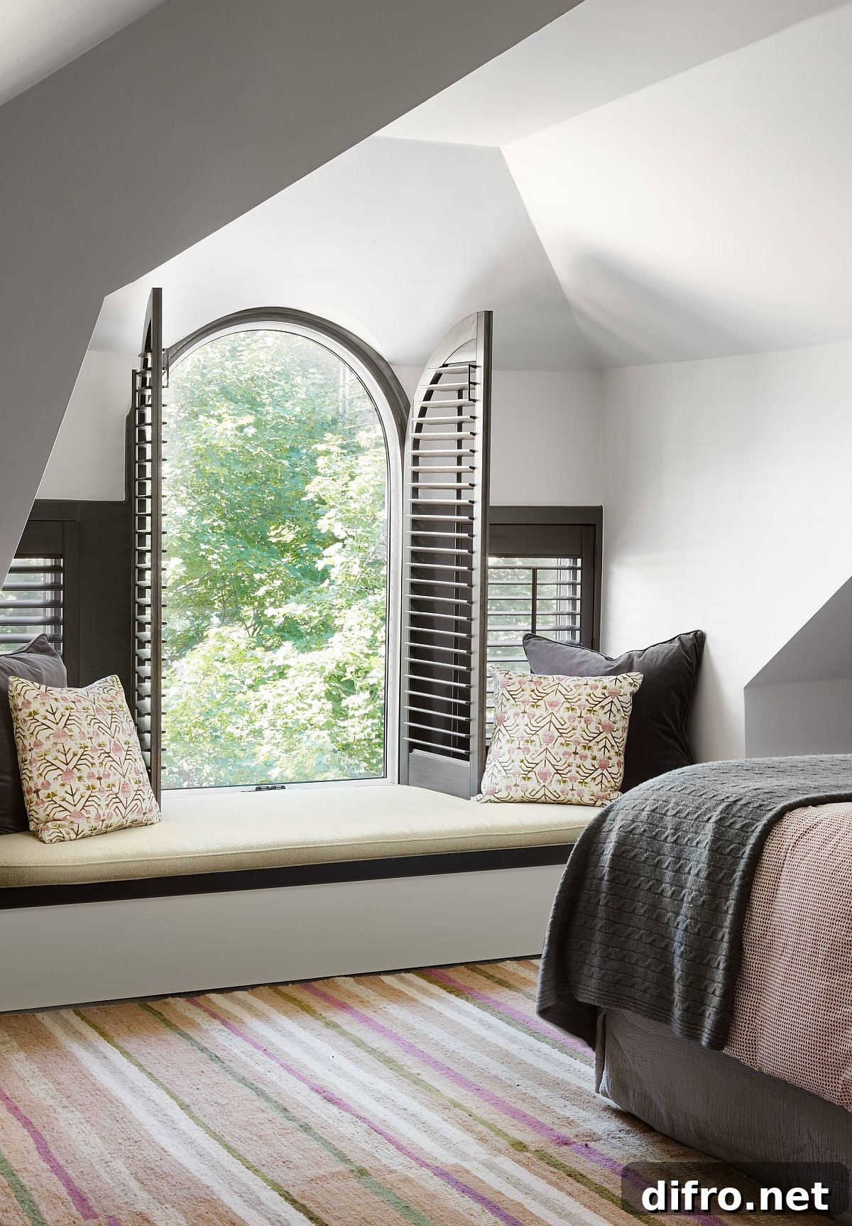 Window seat beneath an arched window