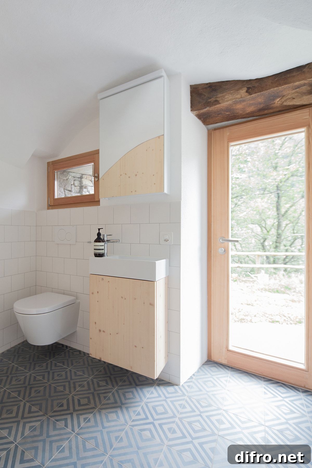 Bathroom with colorful floor tiles in Casa Lucciola