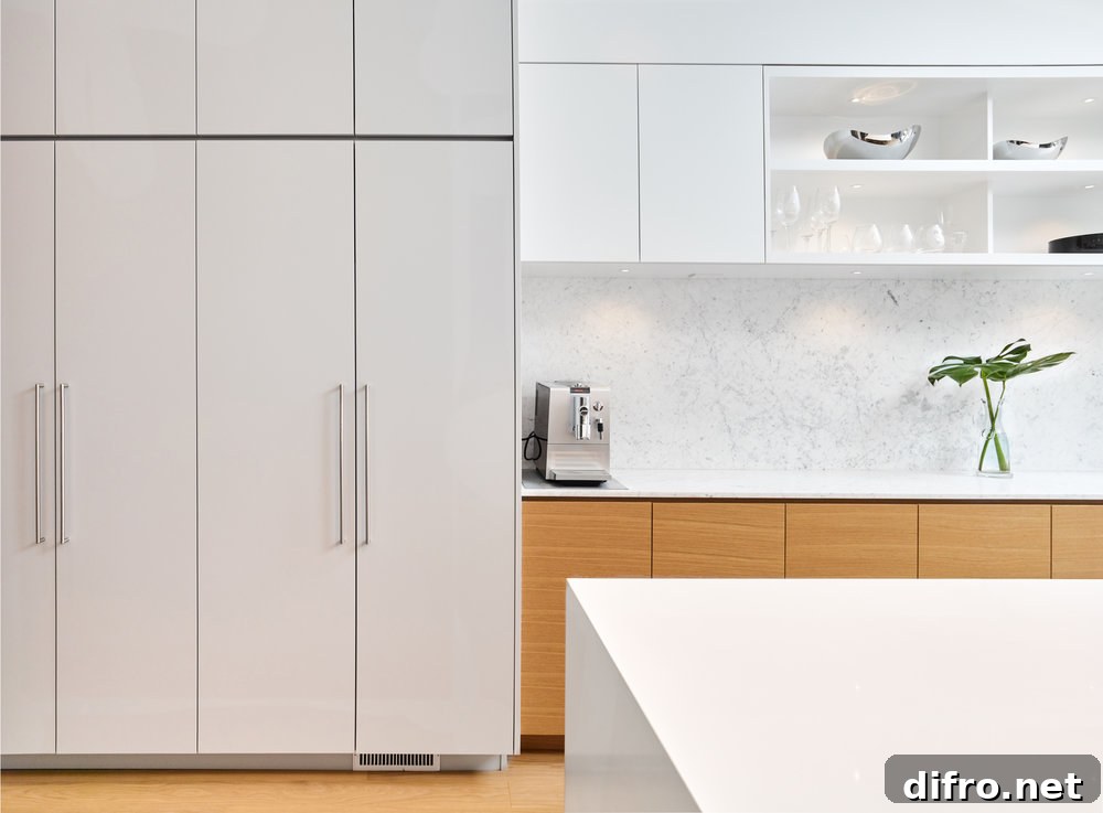 Marble details in the kitchen and dining area