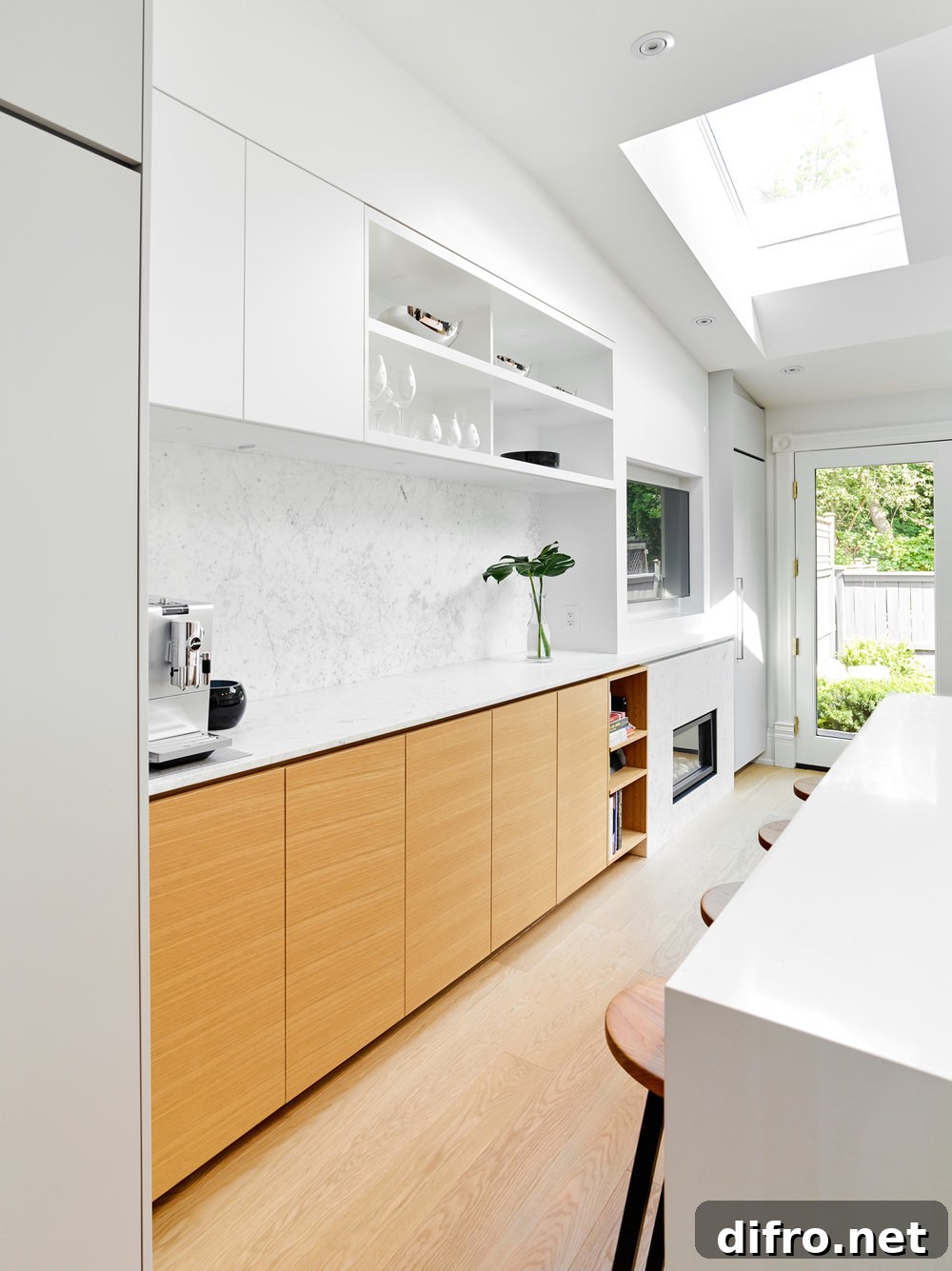Relaxing social kitchen with polished finishes and outdoor connection