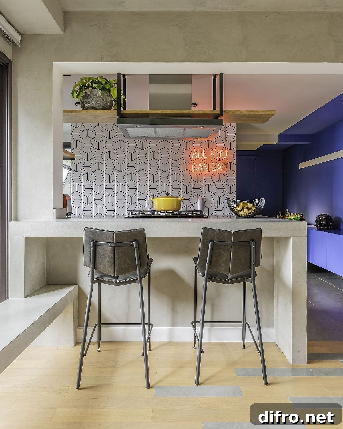 Neon sign brings both color and pizazz to the small apartment kitchen in Brazil