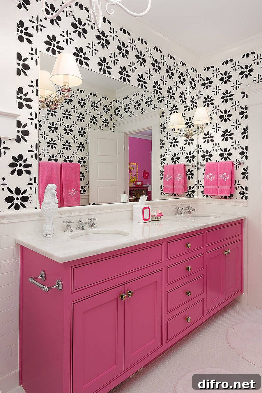 Classy mix of black, white and pink in a bathroom