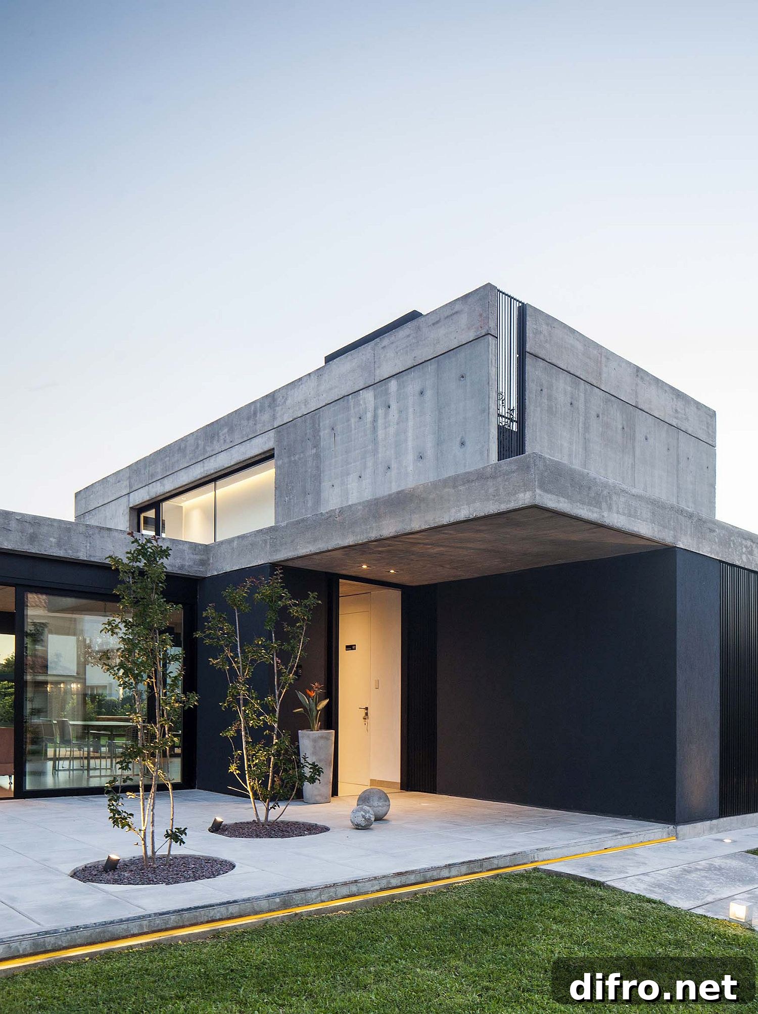 Concrete and glass contemporary home in Buenos Aires with smart, responsive design