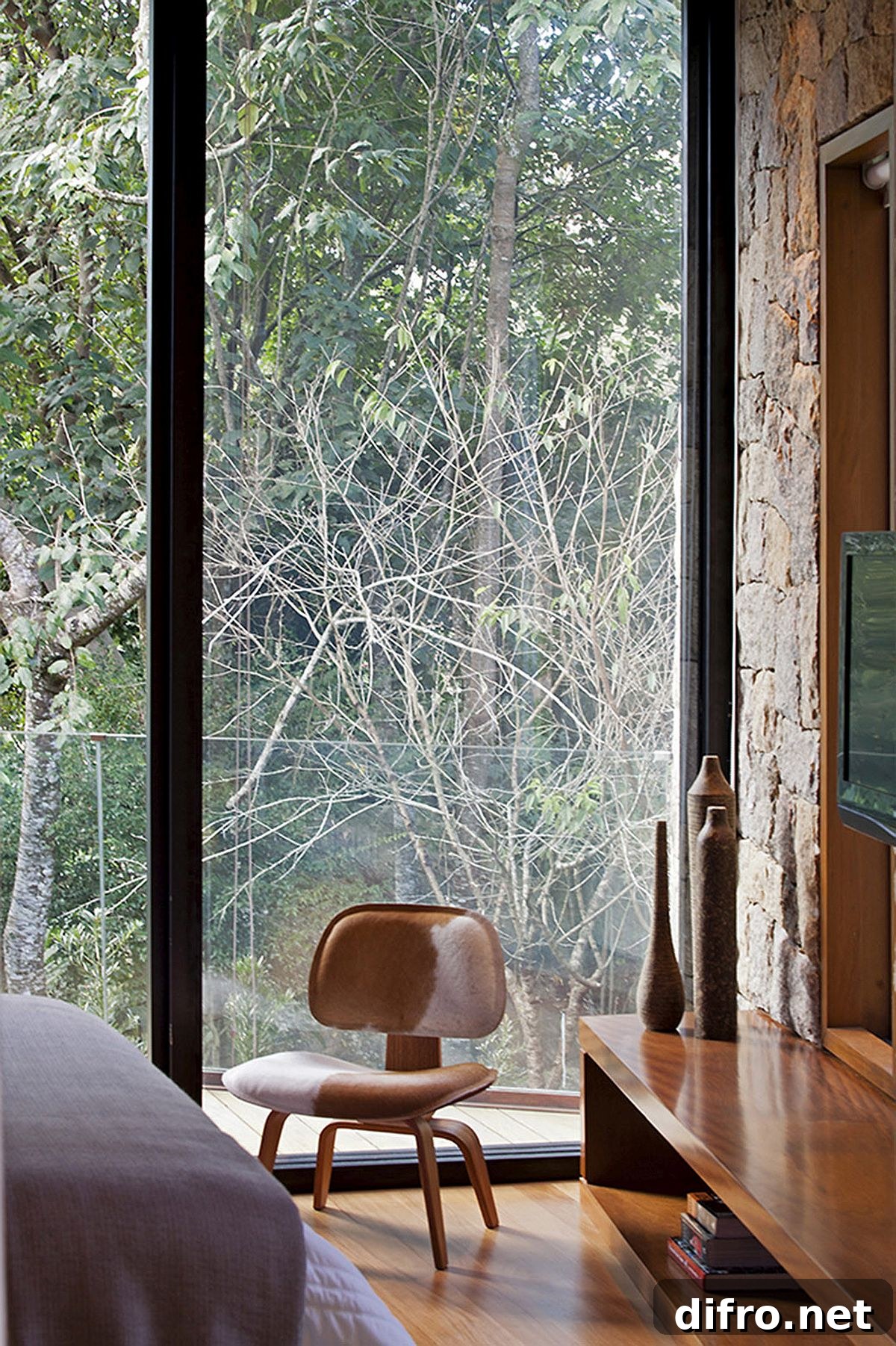 Sliding glass walls integrate nature and interior