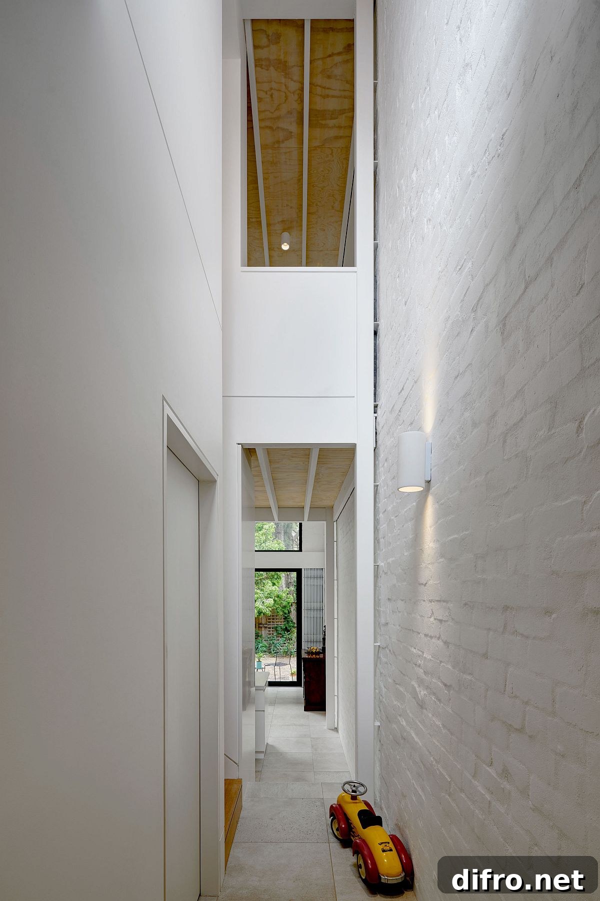 Link connecting the old heritage home with the modern rear extension that houses the kitchen and dining space