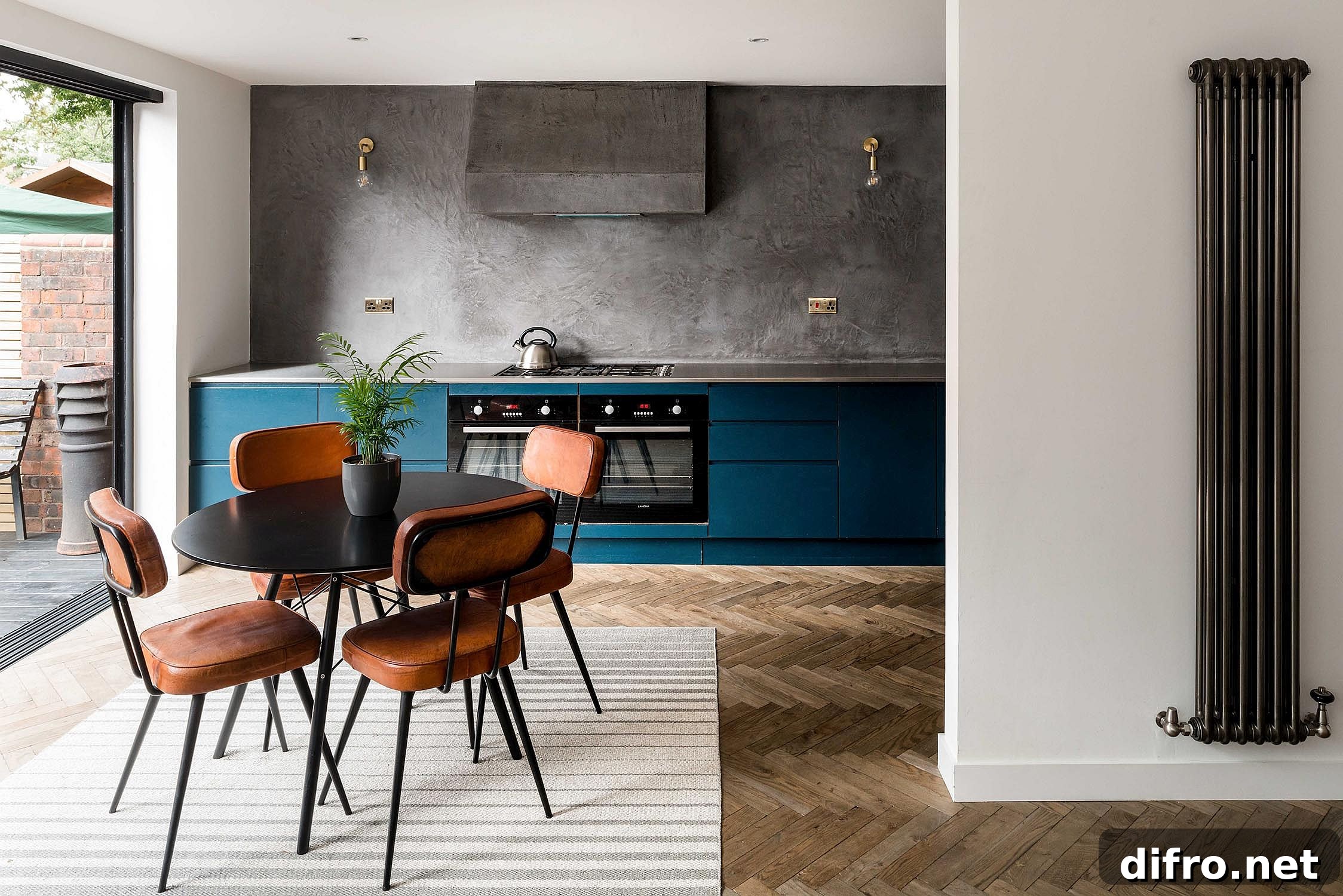 Kitchen in white and concrete with blue cabinets