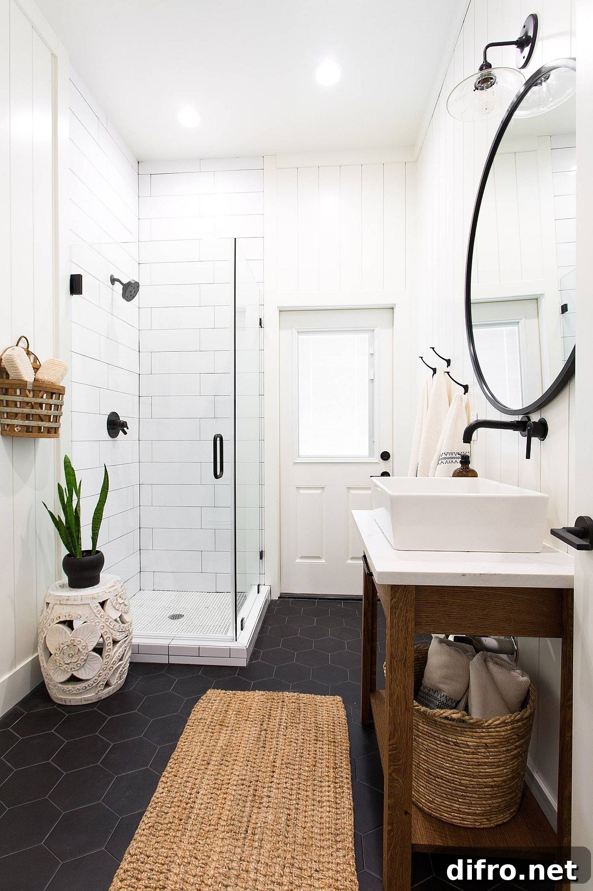 Hexagonal floor tiles in black for the modern bathroom in white
