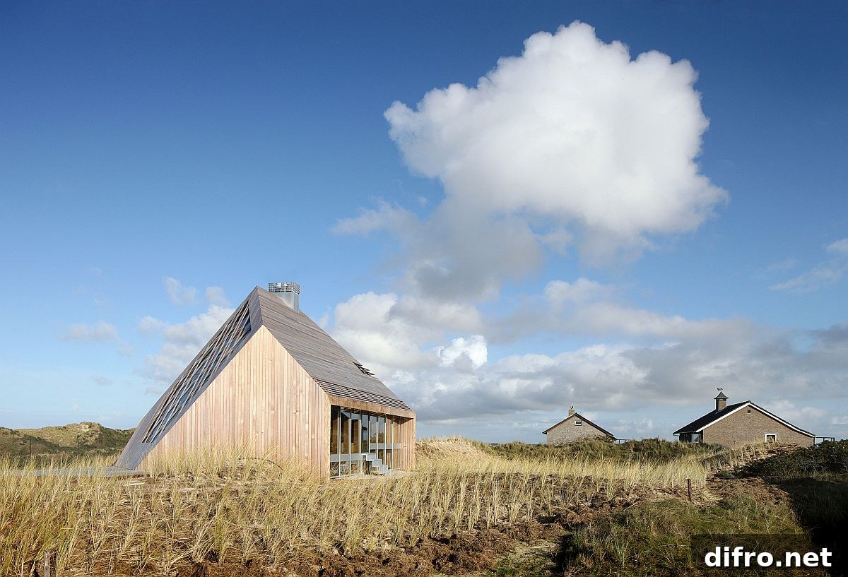 Half-sunk contemporary Dune House integrated into its site