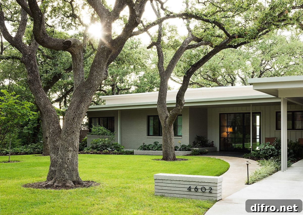 Ridge Oak Residence in Austin with a historic street facade