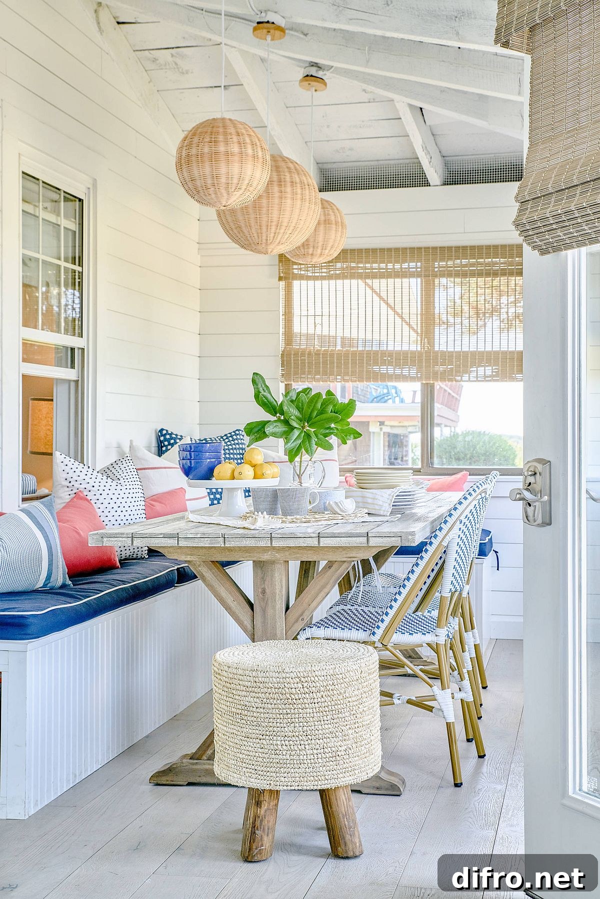 Small beach-style porch with built-in benches