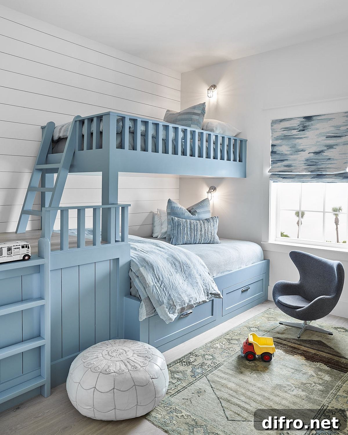 Bunk beds in blue for the beach style kids’ bedroom