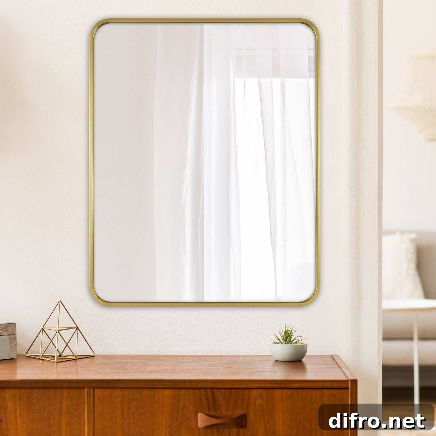 Rectangular mirror with rounded corners