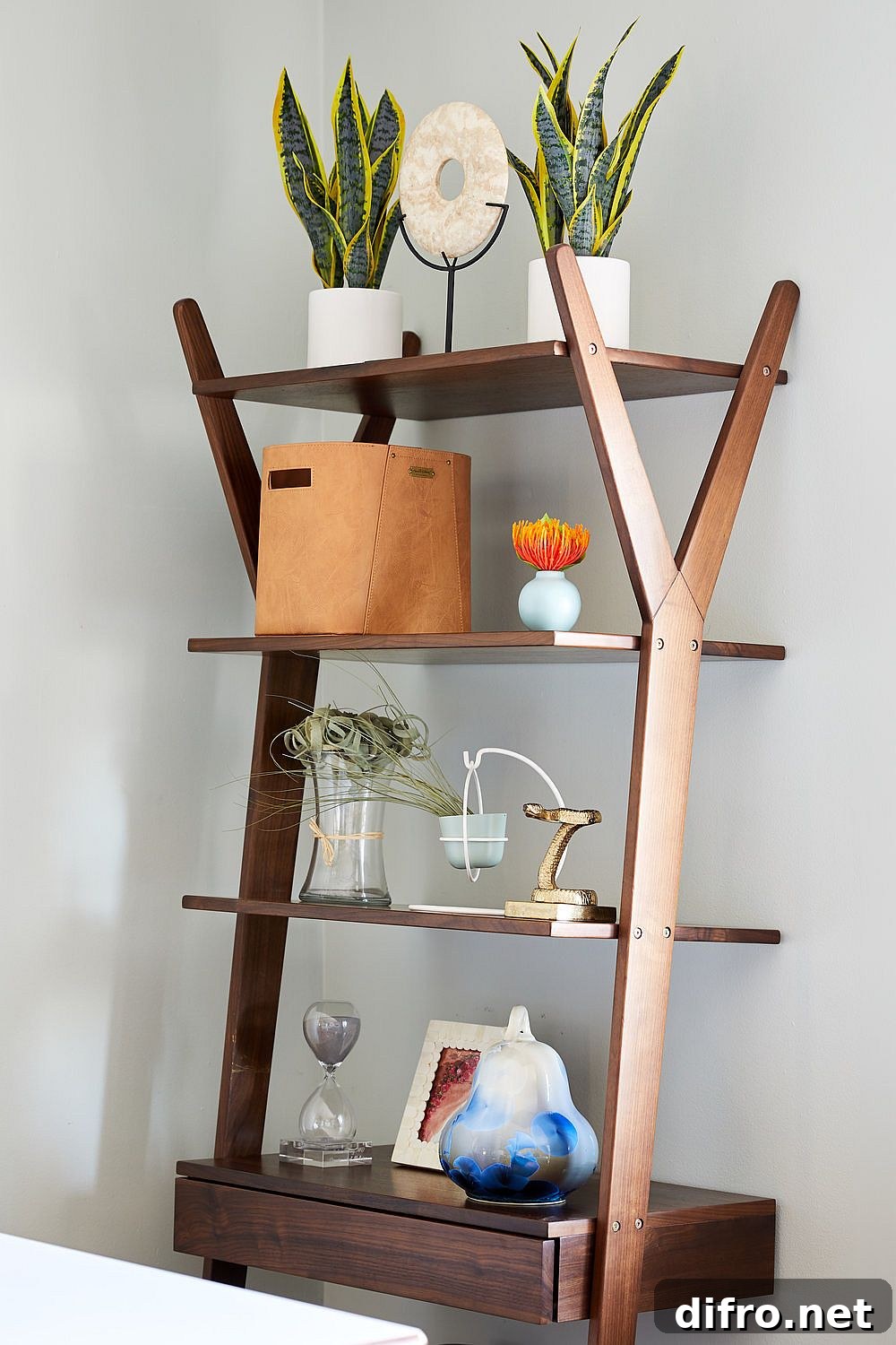 Multifunctional desk and shelving unit in the dining corner