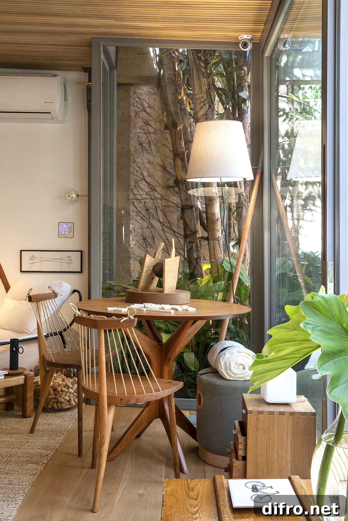 Cozy dining and sitting corner for two