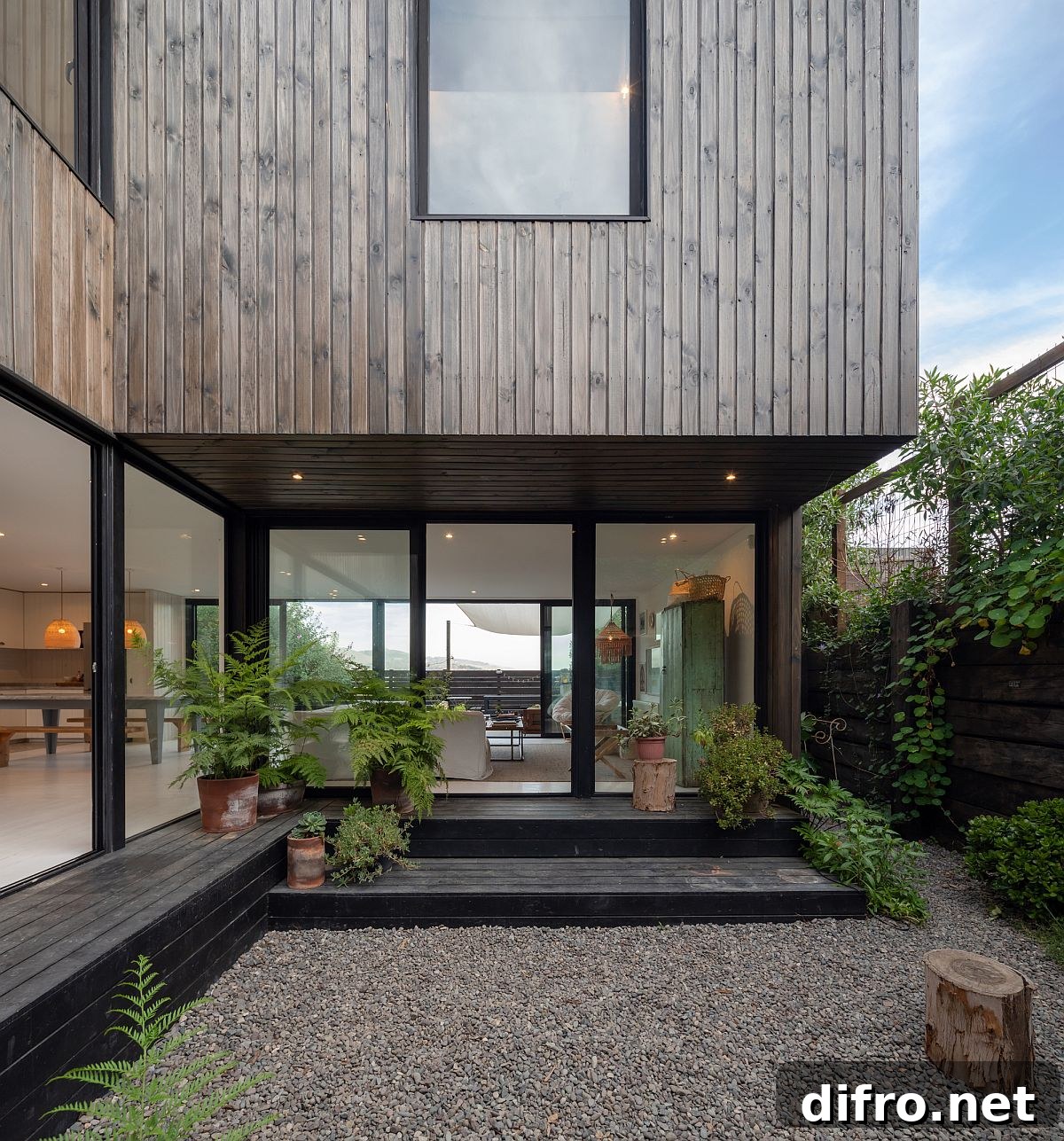Cladding in grooved pine on the outside gives the facade its distinctive look