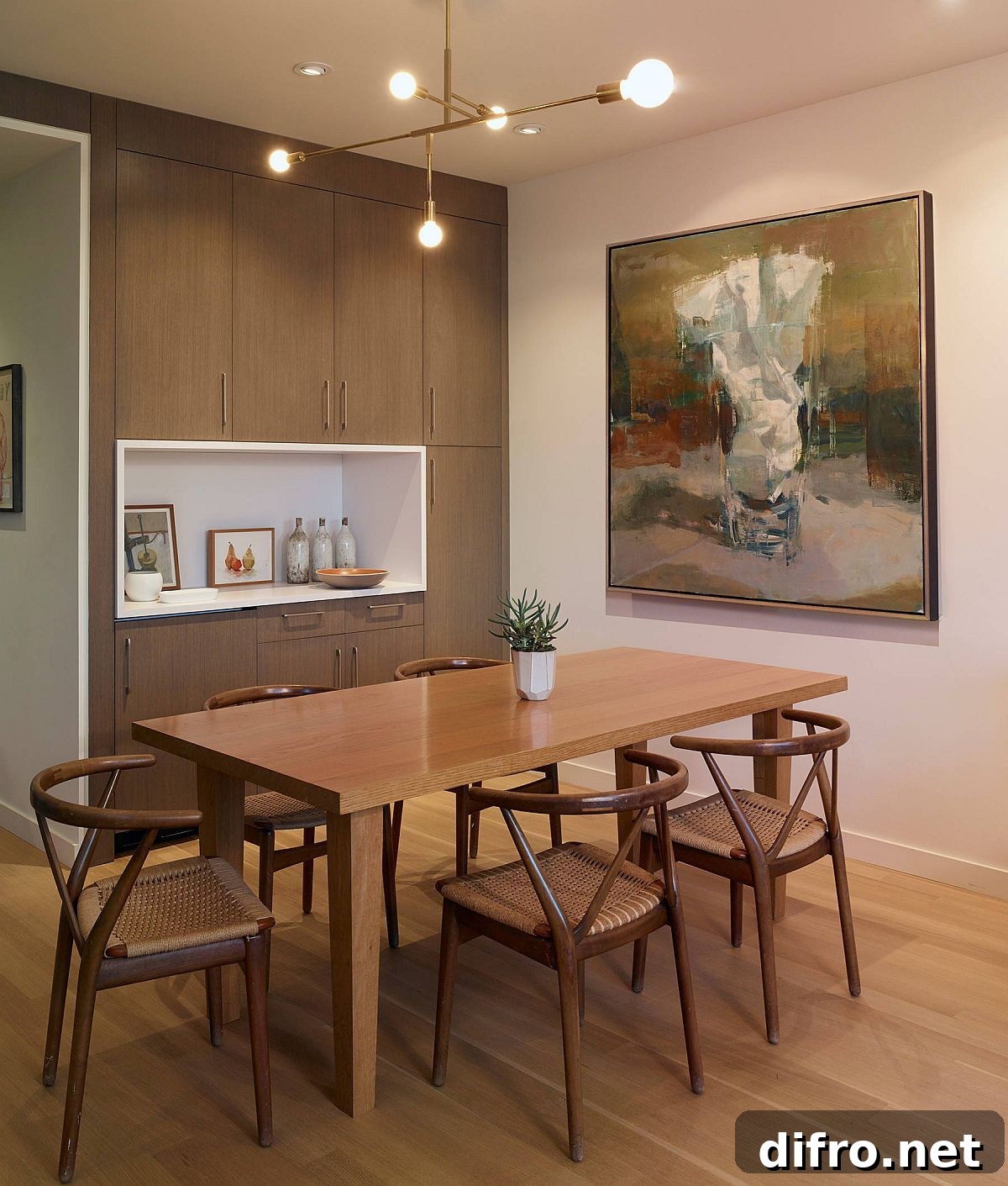 Asian influences combined with minimal design in a dining room