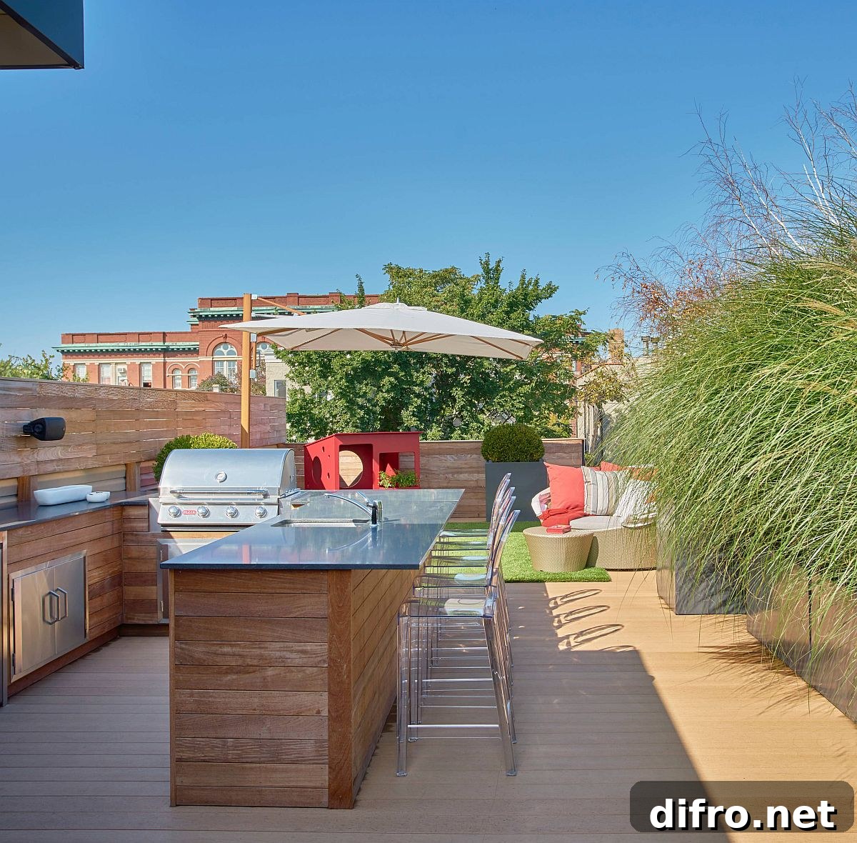 Garden-style rooftop dining area combined with kitchen