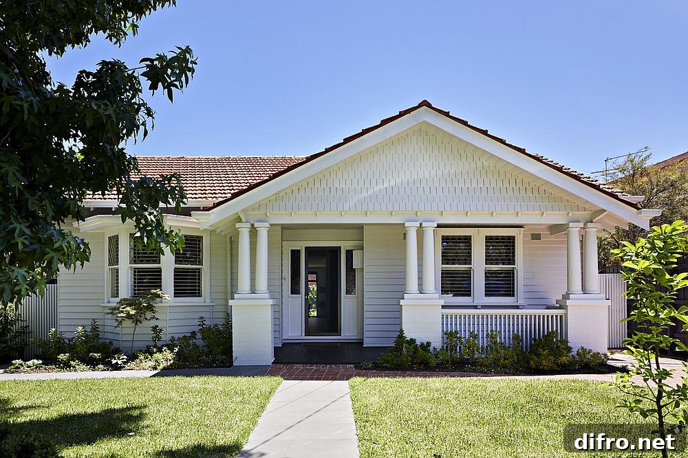 Street facade of Californian bungalow in Hampton, Melbourne