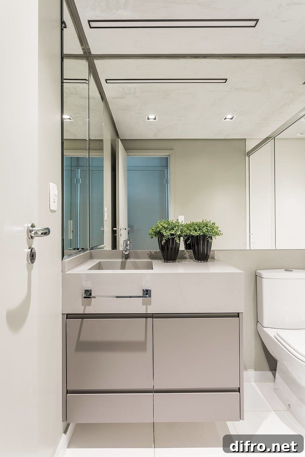 Modern bathroom with white finishes and burnt cement ceiling