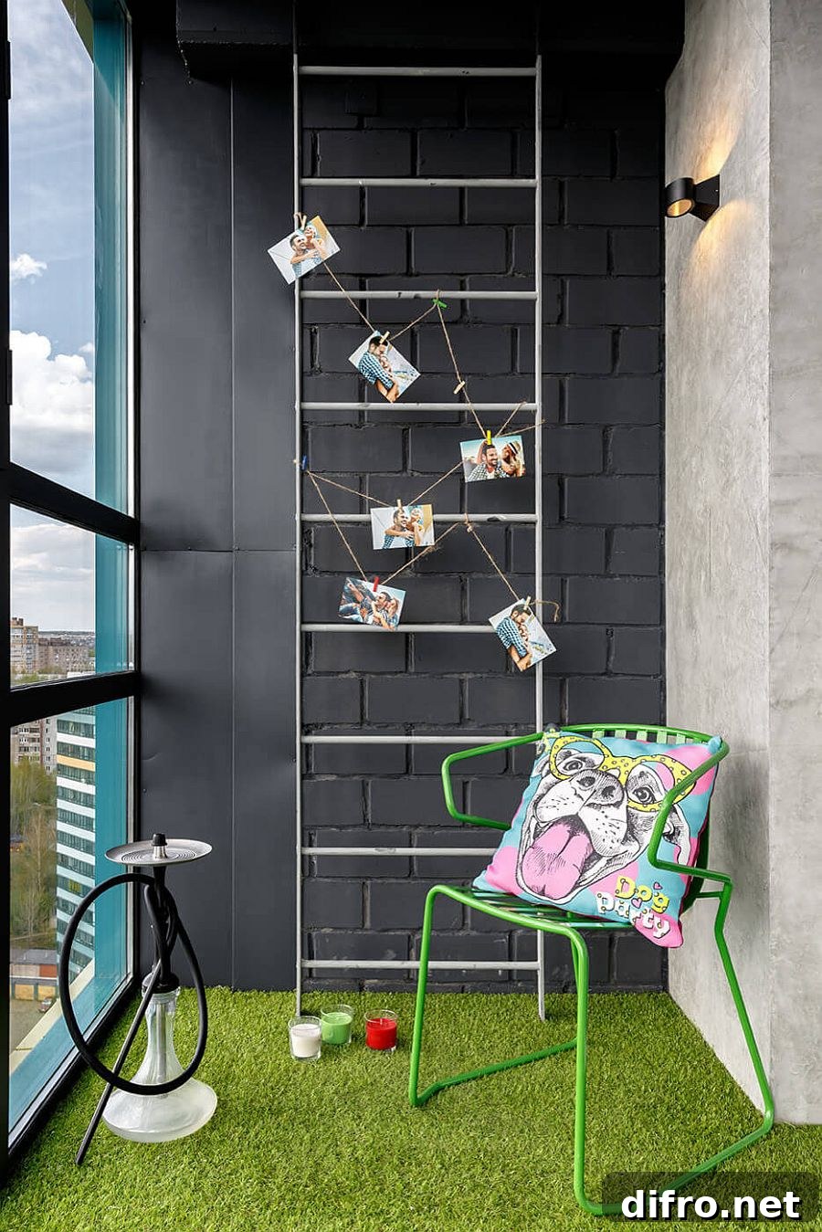Green carpet and gray wall