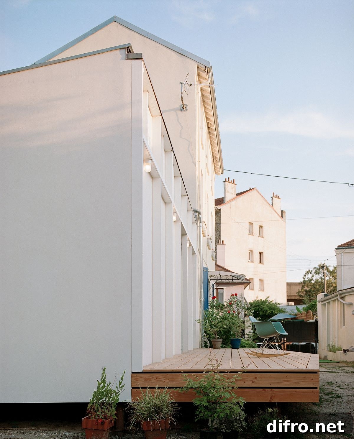 Box-style elevated extension with wooden platform