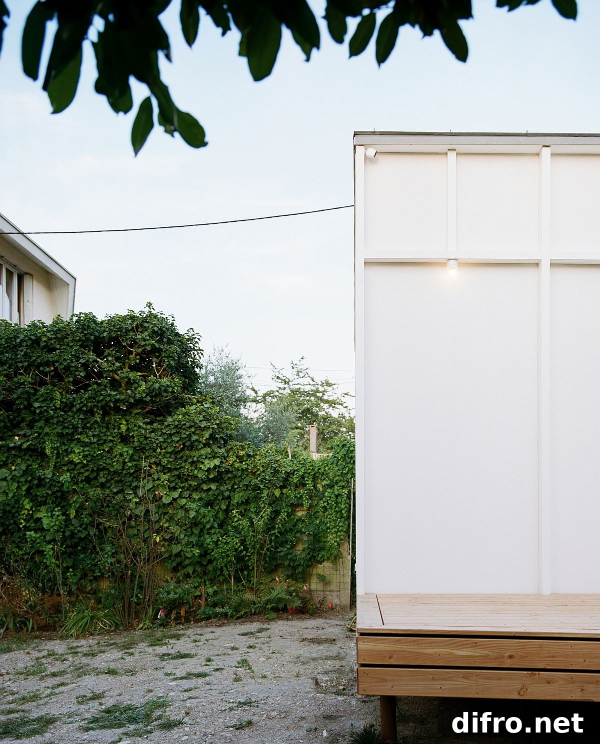 Box-styled rear extension on elevated platform