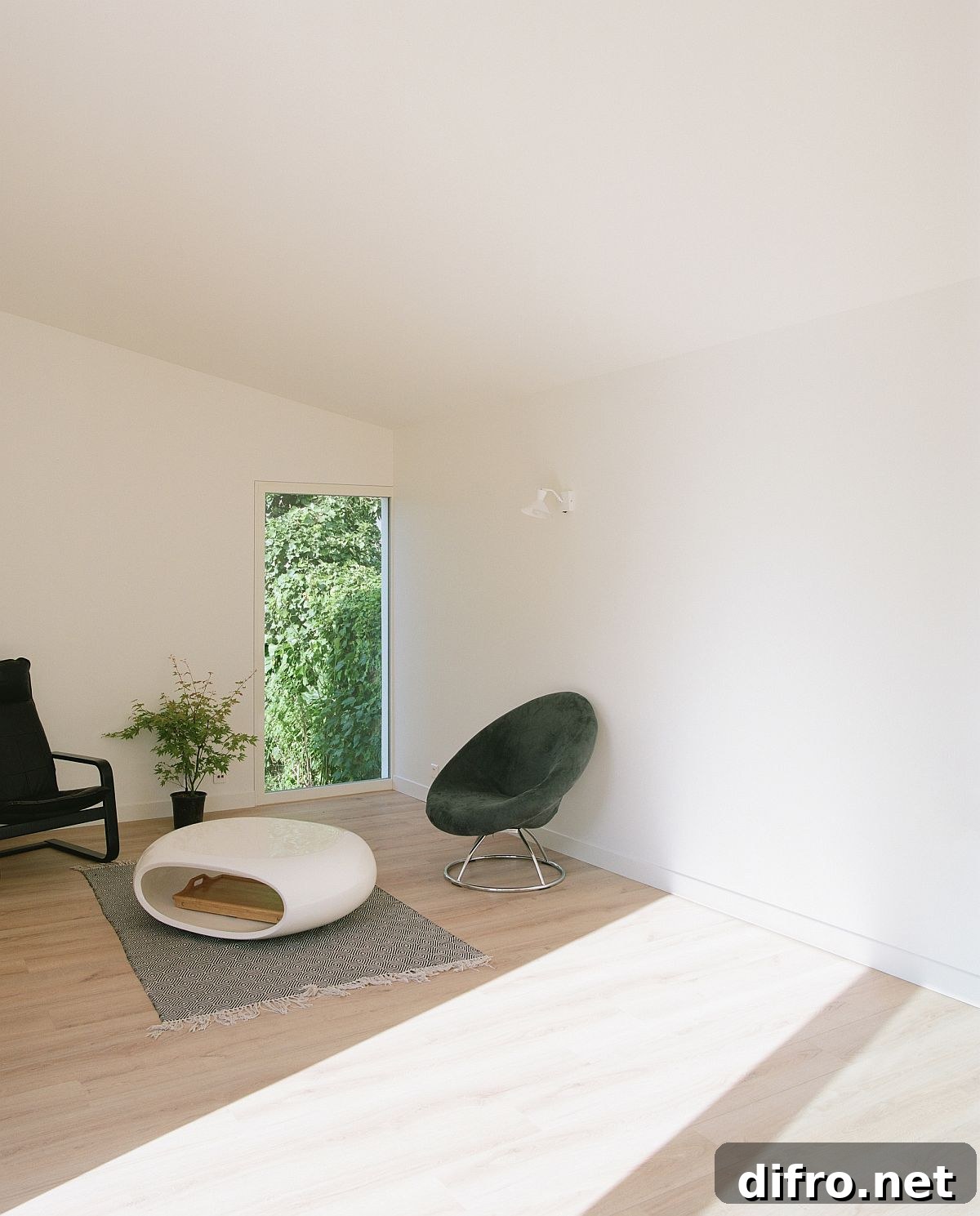Minimal living space in wood and white