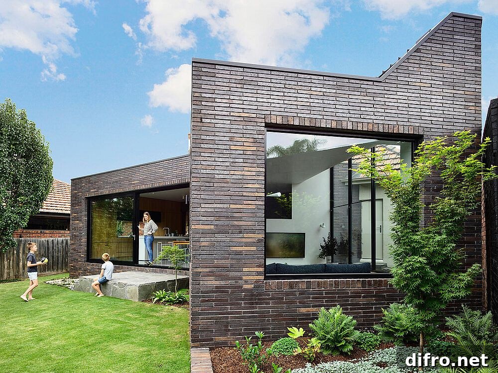 Modern brick and glass extension of the 1940’s art deco home in Ascot Vale