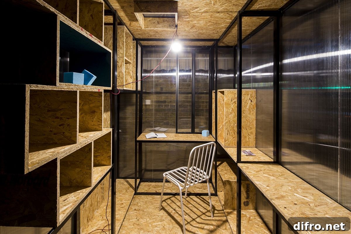 Minimal and flexible wooden interior with steel frame