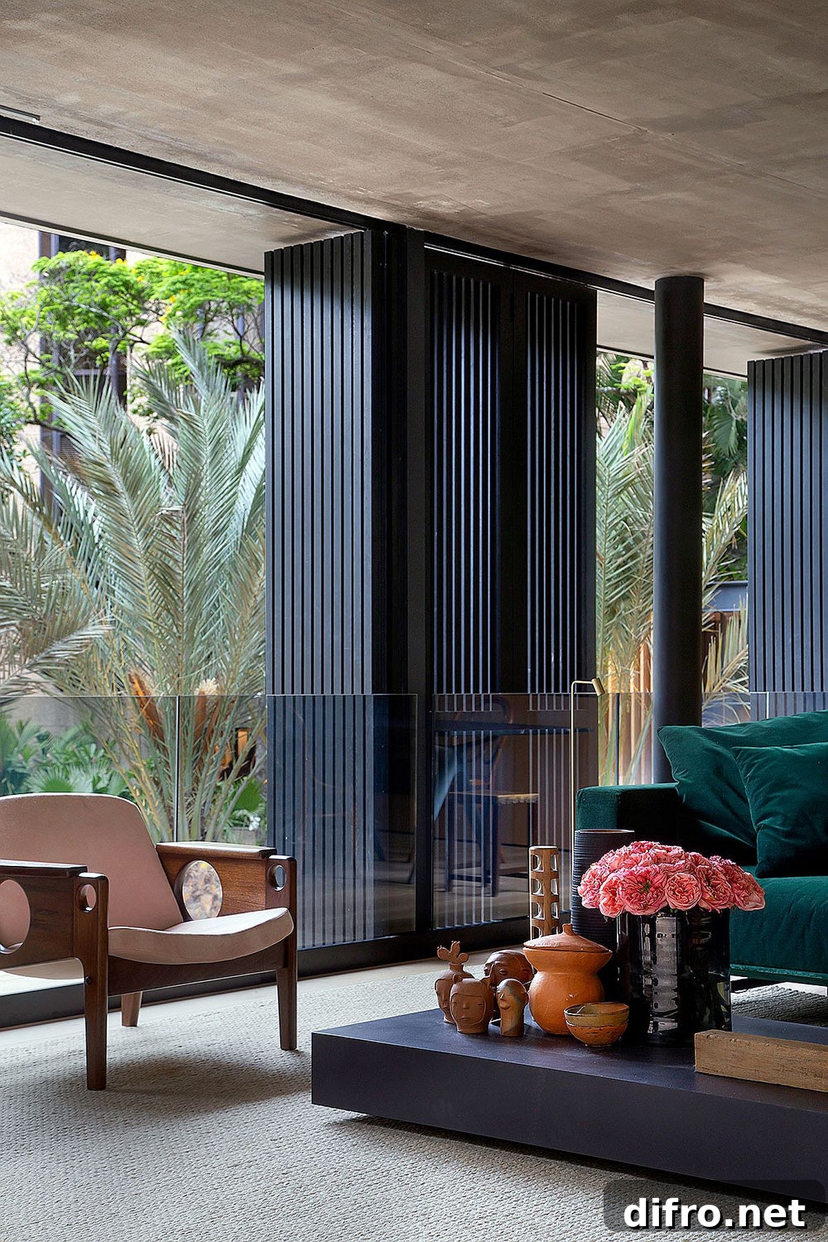 Living area design that connects indoors with outdoors