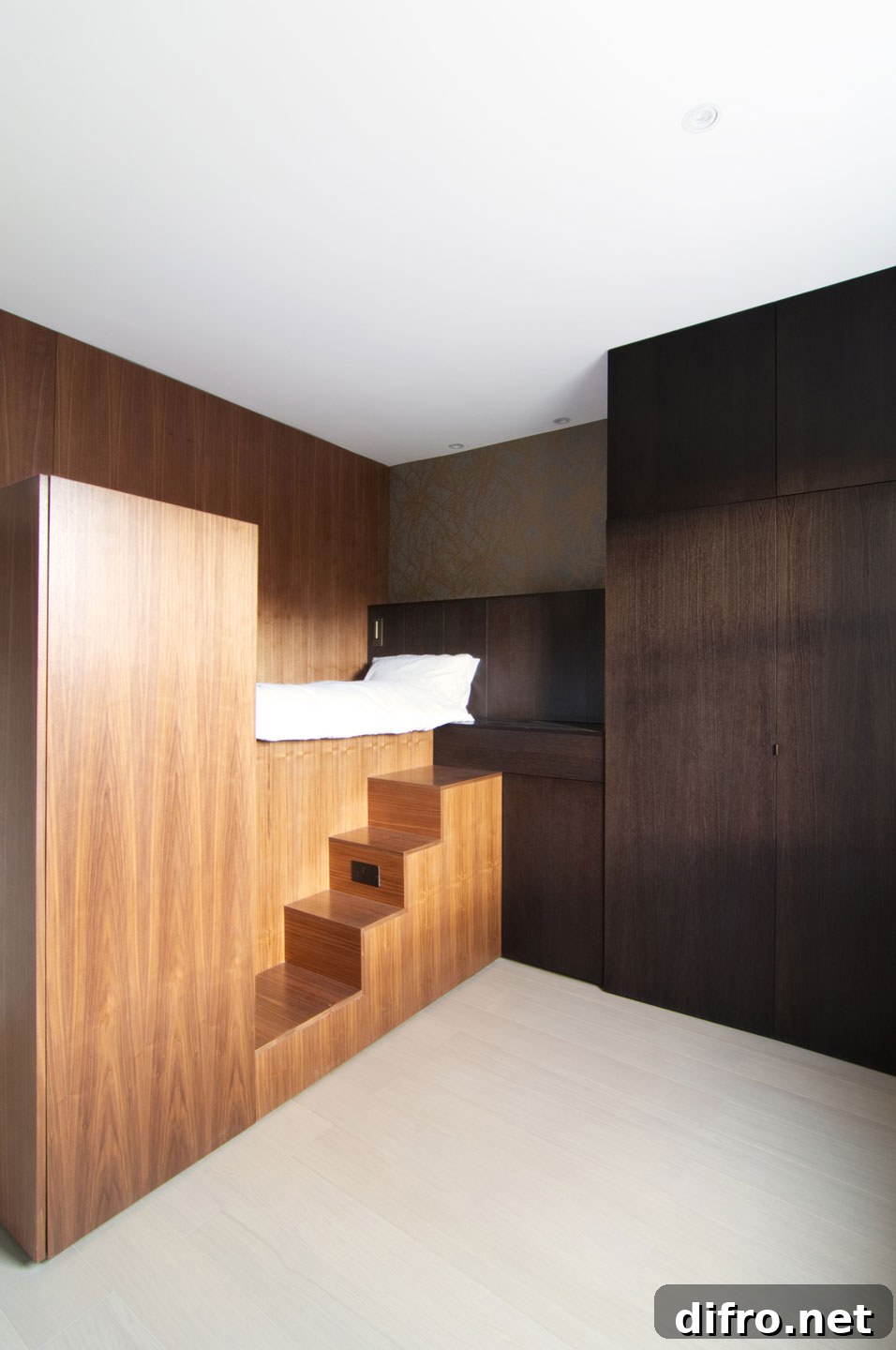 Smart layout for 18 sqm apartments relying on custom wooden structure