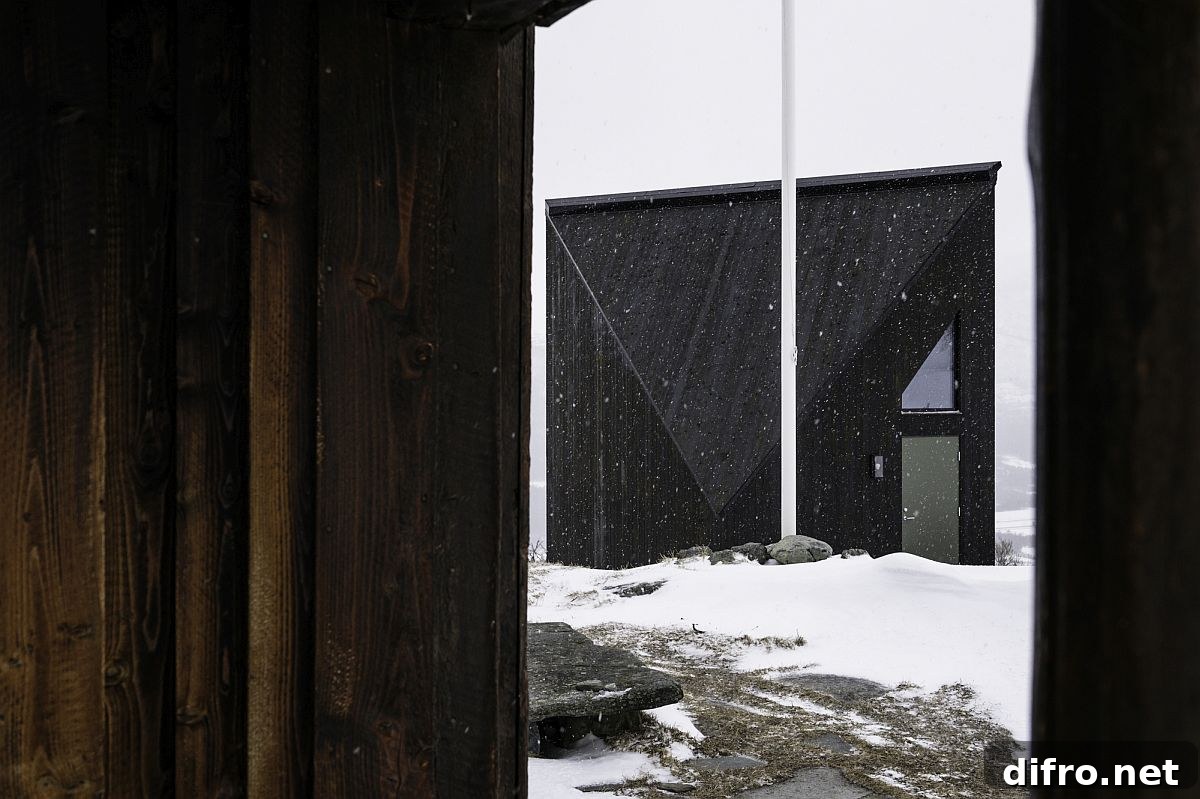 Minimal and sleek external frame of the Diamanten Cabin in Oppdal