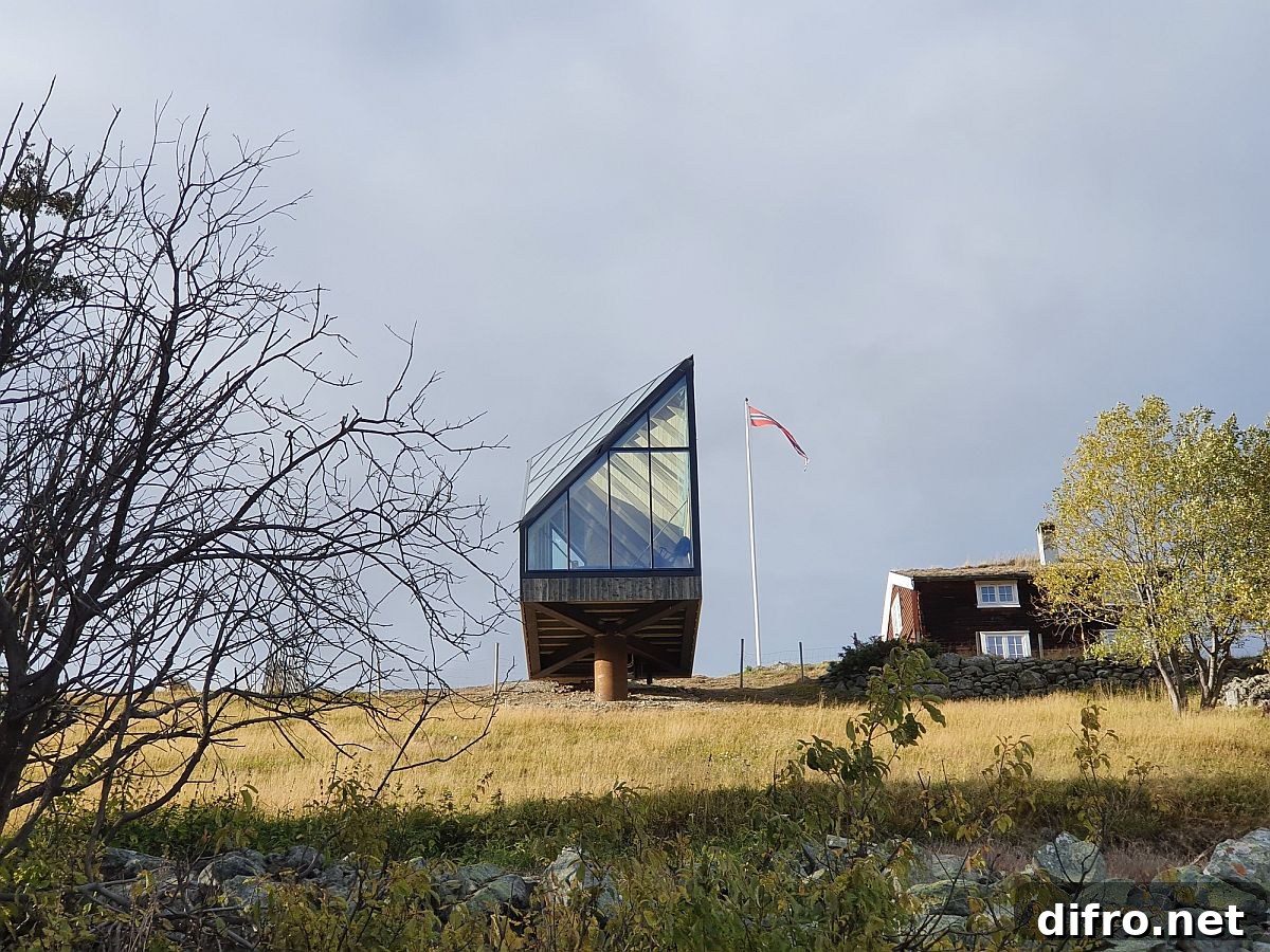 Slim yet sturdy central column supports the Diamanten Cabin
