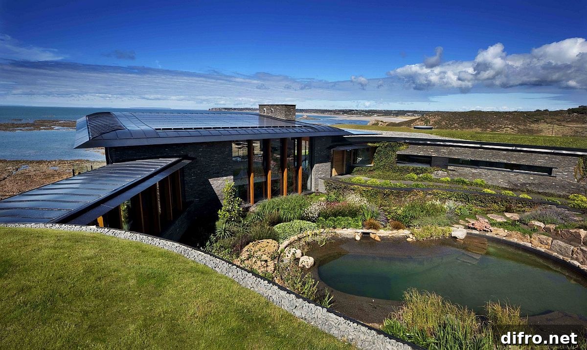 Two houses and a natural pool at Logie Point House