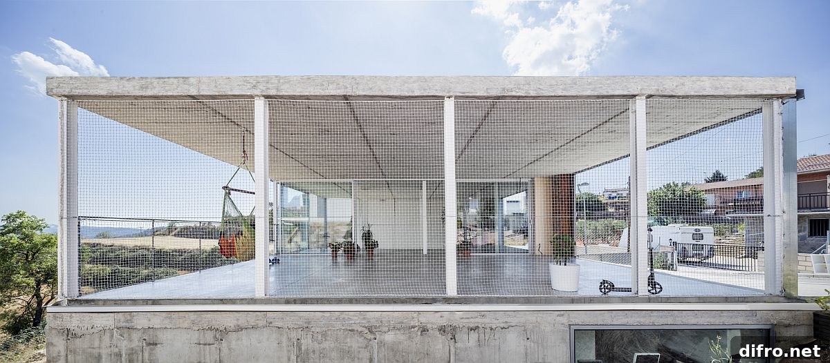 Mesh around the upper level gives it a casual and farmhouse style even while keeping the interior minimal