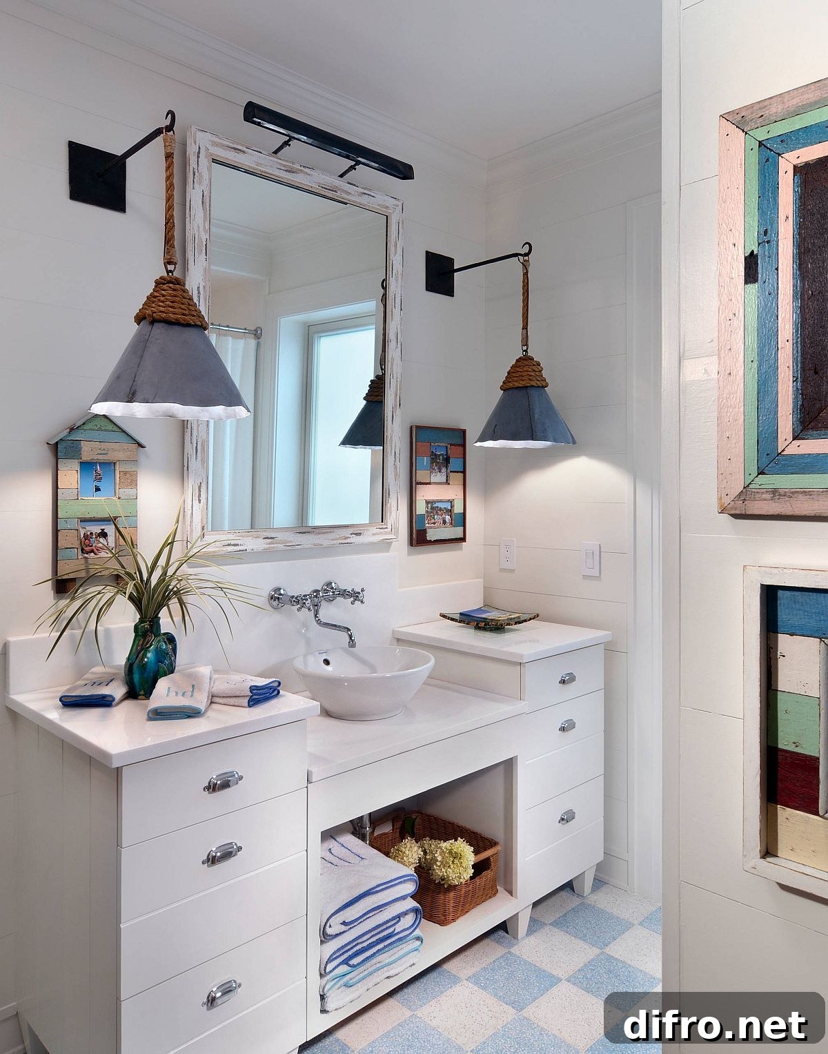 Small bathroom mixing cottage and beach styles