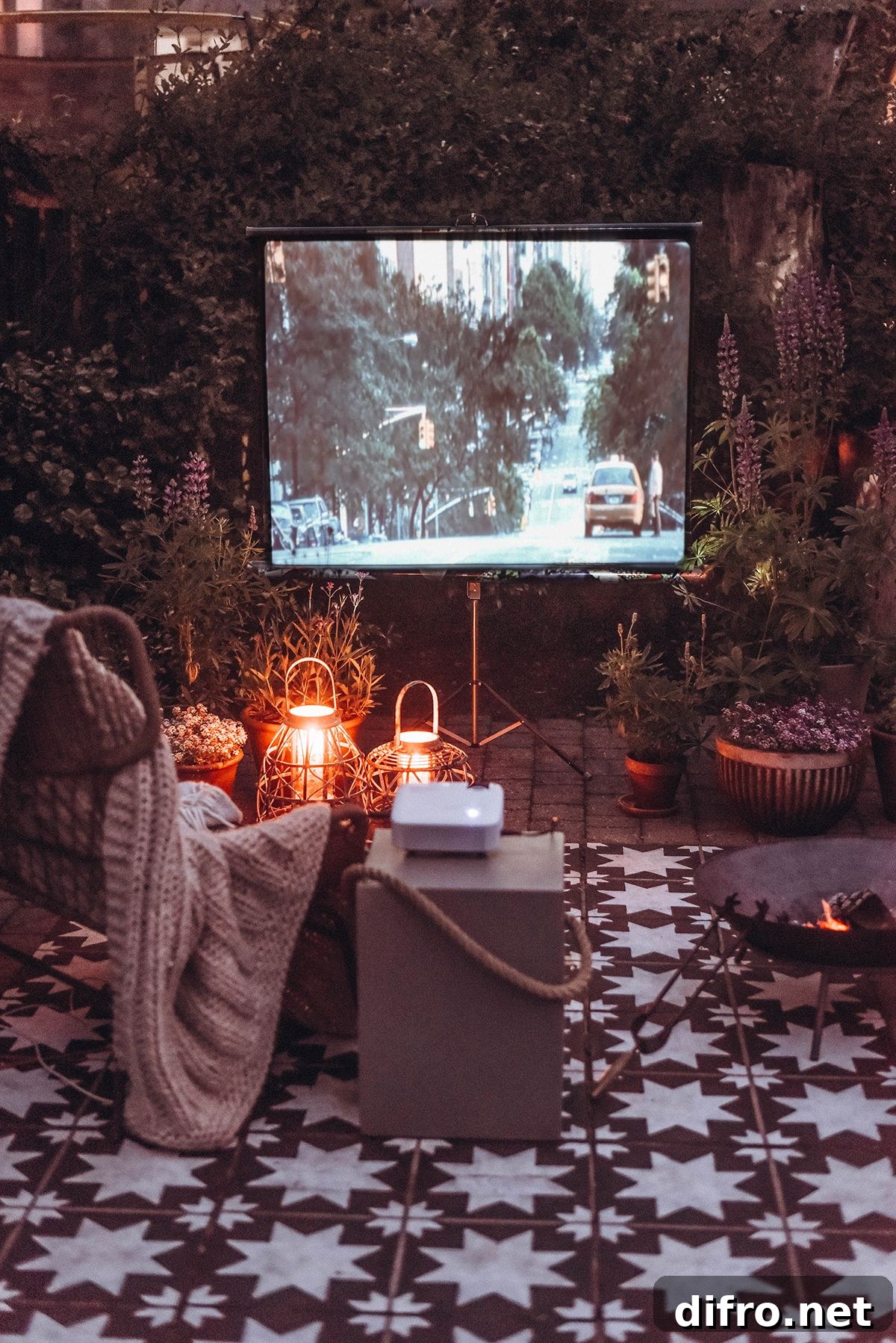 Vintage style outdoor screen and projector