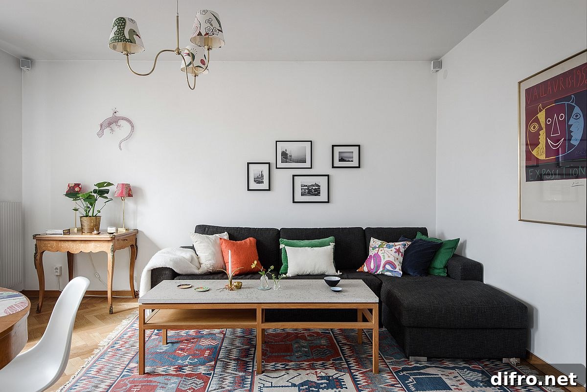 Dark sectional perfectly fits into the living room corner with ease